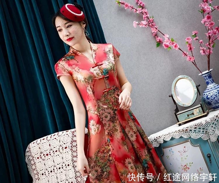  妈妈|A字大摆裙旗袍，时尚V领，很是精致的妈妈旗袍！