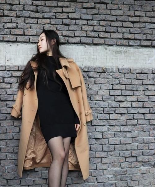 风衣 黑丝袜搭配卡其色大衣,好身材诺隐诺现,时尚百搭!