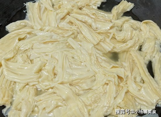 香菜|腐竹别再炒着吃了，这样做营养丰富，还香辣下饭，一次吃两碗饭