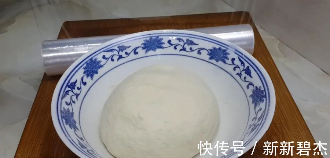 我家烙饼从来不早起,冰箱里一放,比手抓饼好吃,一次四个不够吃