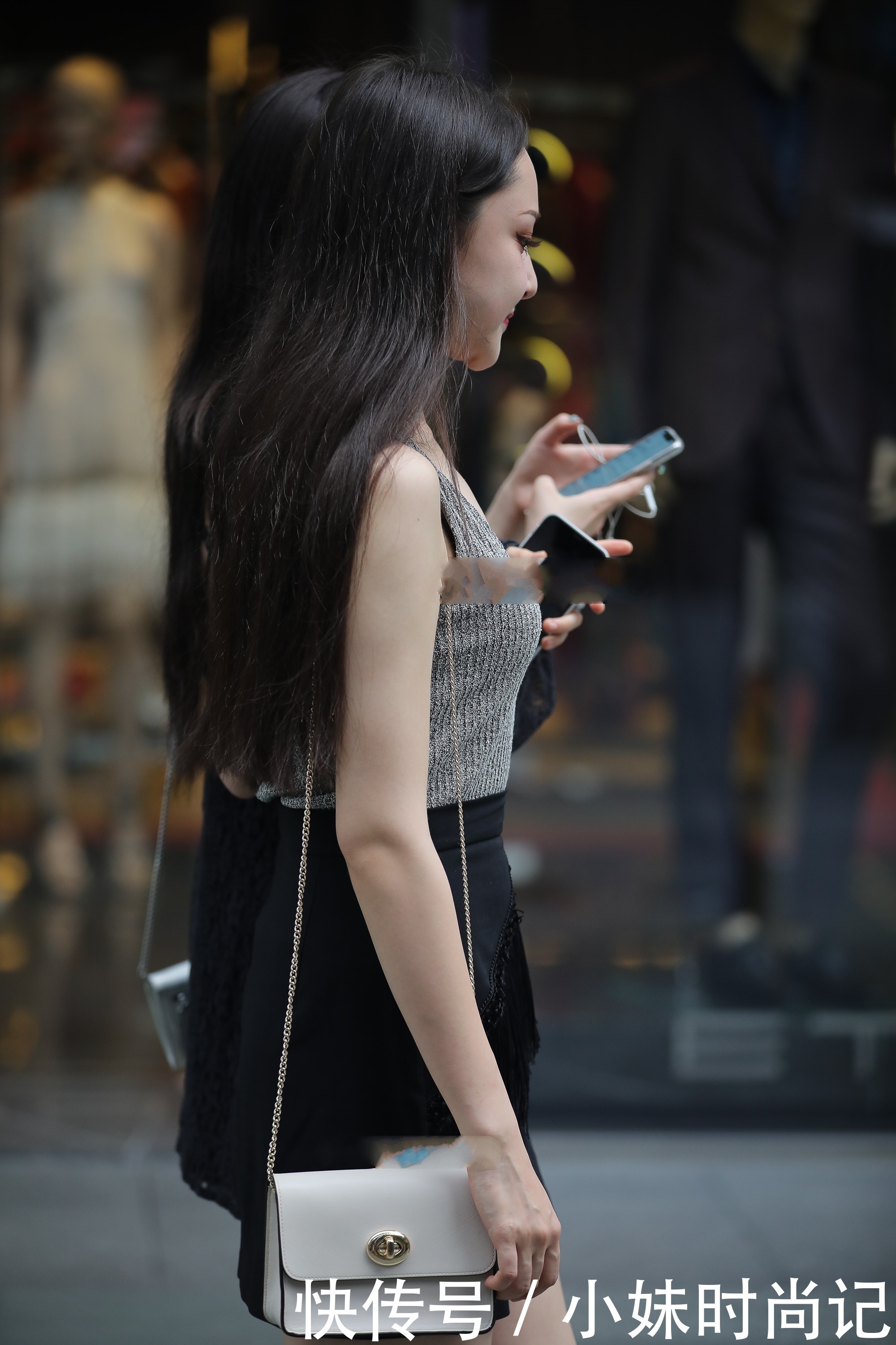 针织面料|街拍:灰色的针织背心, 穿着减龄又时尚, 而且还是百搭单品