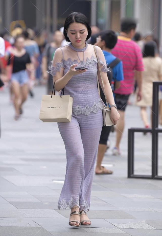 穿搭 35岁穿紫色蕾丝套装，一字肩减龄又好看，纱网材质展现轻熟风