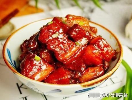 红烧肉用酱油上色总是发黑?大厨透露1点技巧,块块都是琥珀色