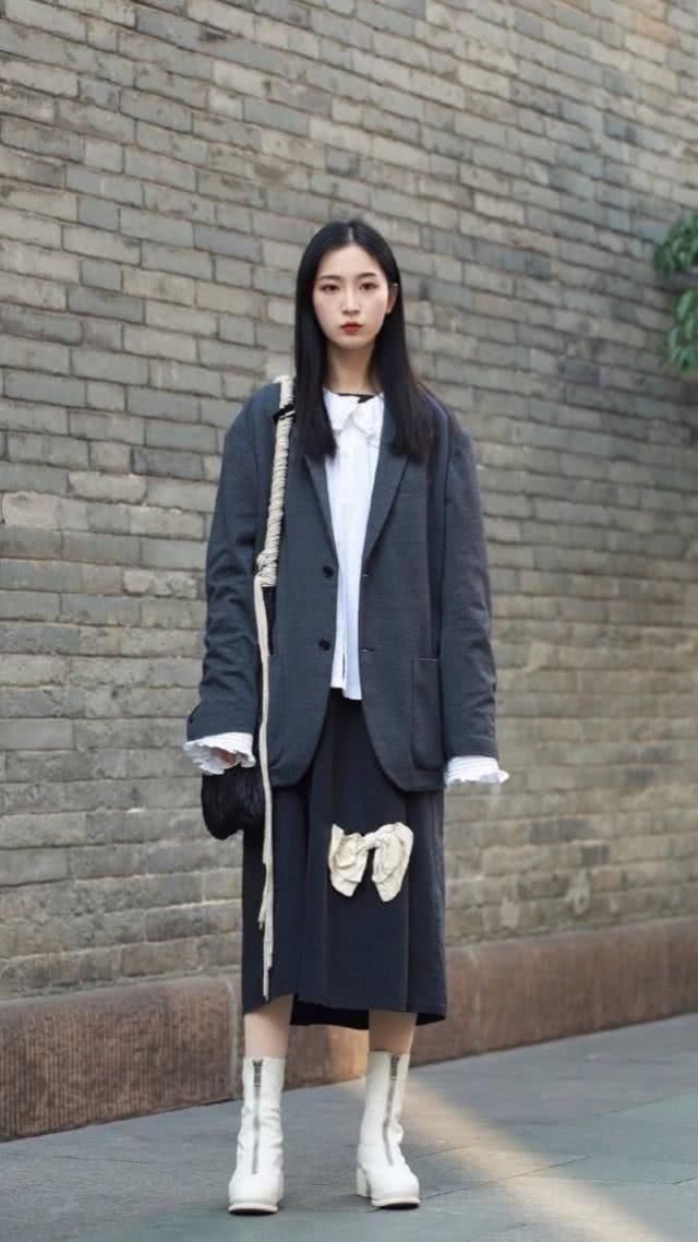 漂亮大方的裙子搭配女人味十足，简洁唯美也让你更加的自信