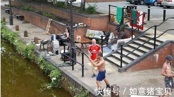 钓鱼|流浪汉无家可归和女友河边安家，露天休息还种菜钓鱼！