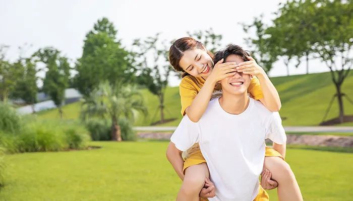 水瓶男故意让你吃醋