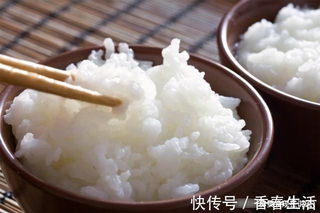 松软|蒸米饭时，光加水还不够，大厨：牢记这“2放”，米饭喷香又松软