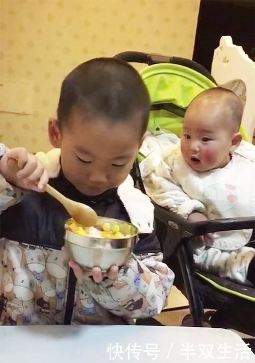 二胎政策|1岁弟弟看哥哥吃饭,馋的眼珠子快瞪出来了,弟弟给我留点