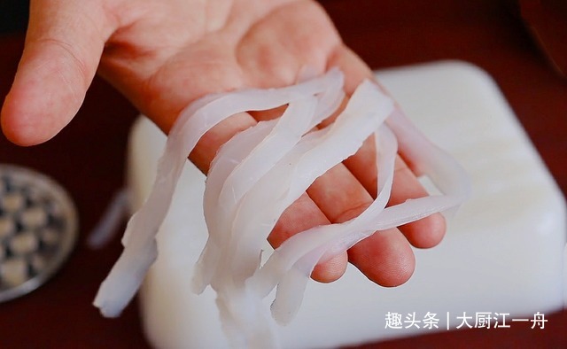 做凉粉时,只用淀粉和水就能做,详细步骤教给你,Q弹爽滑不断裂