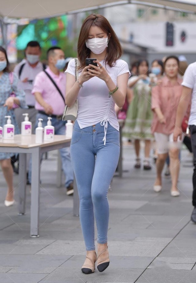 牛仔裤 紧身上衣搭牛仔裤,优雅曲线的展现让靓妹更有气质,满满的时尚感