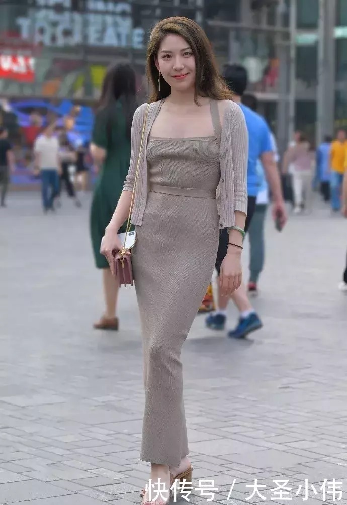 针织连衣裙|美女街拍美女穿针织连衣裙穿搭,女人味十足