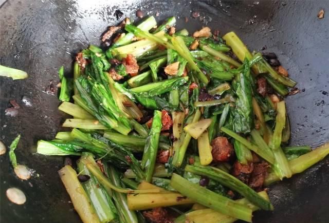 豆豉鲮鱼油麦菜怎样做好吃?教你炒制小技巧,油麦菜颜色翠绿不黄