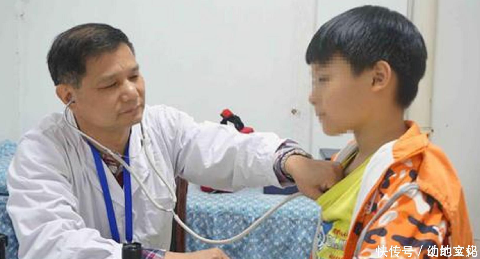 医生|孩子高烧医院排队400号,医生只顾打私人电话,网友:自作自受