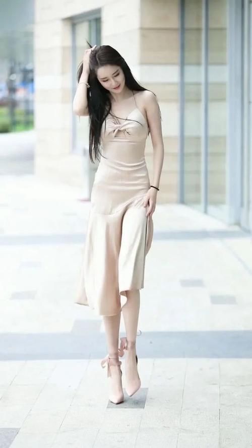 高跟鞋|温柔淑女的小姐姐,穿一件杏色吊带裙,肤白似雪惹人爱