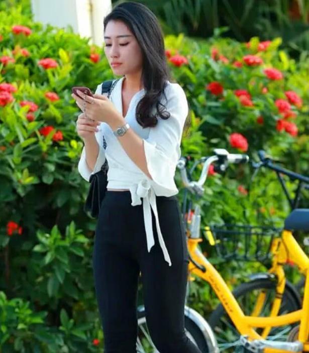 街拍:美女肌肤非常的白皙,一身穿搭非常的纯净又利落,优雅而又精致