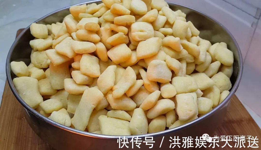 红枣|5个鸡蛋，1斤面粉，锅里一炒，做出创意小零食，比蛋糕好吃十倍