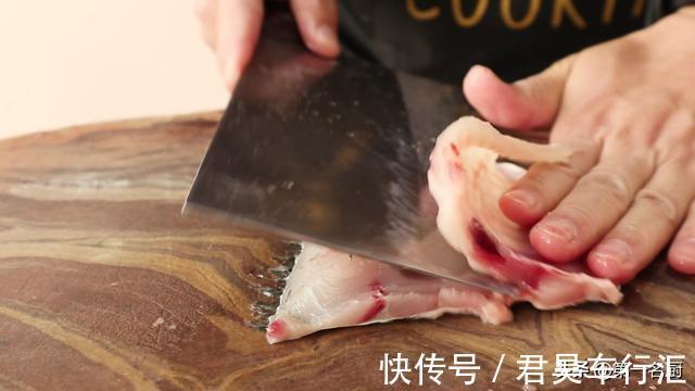 配菜|水煮鱼怎样做更好吃?大厨详细讲解鱼片腌制技巧,鱼肉滑嫩无腥味