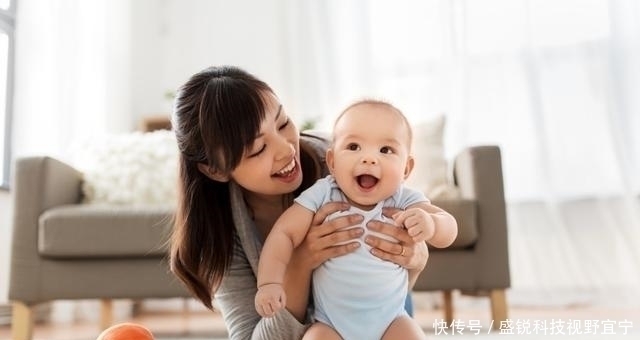 子宫|“最心急宝宝”走红,刚出娘胎就急着向妈妈求抱抱,网友太暖心