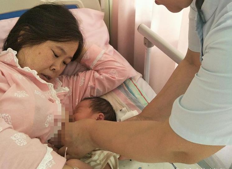 母乳|宝宝喝母乳经常“躺喂”?殊不知娃深受其害,新手父母更要注意