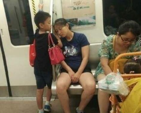 宝妈|六旬老太逼残疾女孩让座,十岁男孩一句话火了,网友教养真重要