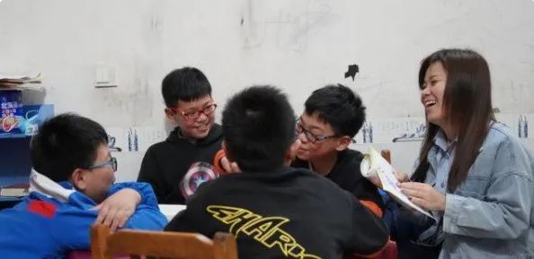 孩子|宝妈怀4胞胎男娃!光出生就花37万,为养家爸爸打4份工