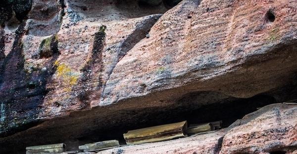 古人如何把“棺材”放在悬崖上专家探索多年无果,老农一语道破!