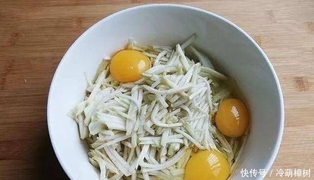 火腿肠|2个鸡蛋2个茄子,10分钟让早餐饼变得又软又壮