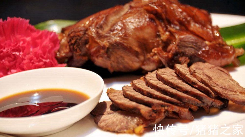 这样卤出来的牛肉颜色自然红润，不干不柴，卤香味十足，太攒劲了