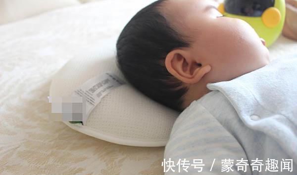 宝宝|宝宝啥时候能用枕头当他出现这些信号时,家长就可以开始准备了