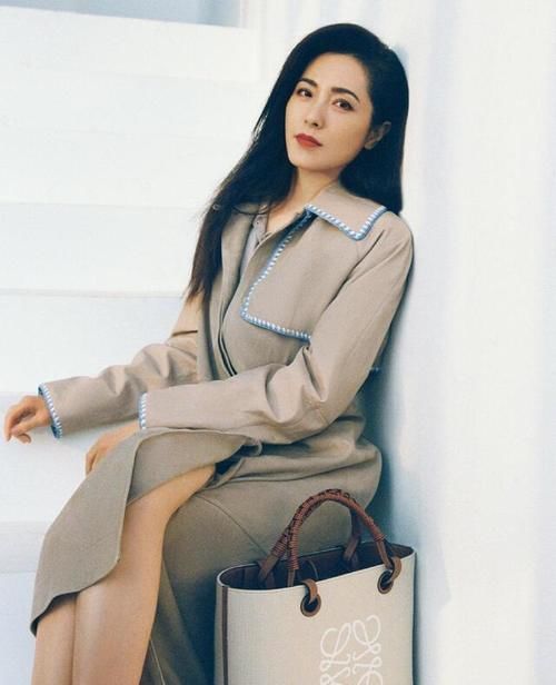 曾黎 真懂搭配技巧，拼接款风衣点缀蓝色花边，时尚减龄御姐范十足