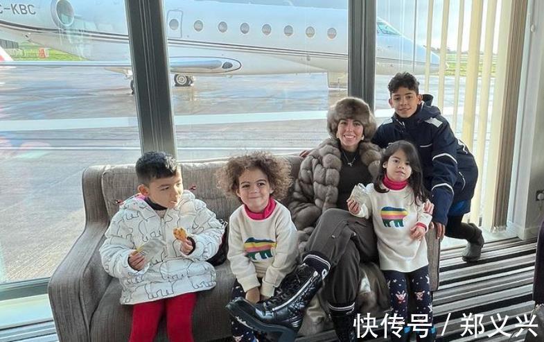 c罗|C罗女友乔治娜前往北极度假!1人带4娃+肚里2个,曼联巨星缺席