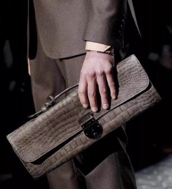 外国男士都爱用的手拿包，为何国人都不爱用？原因在这里