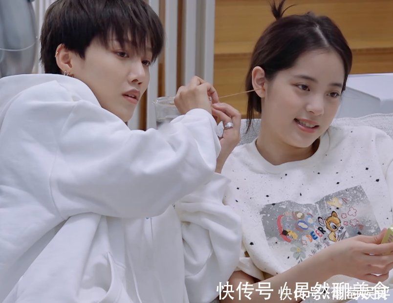 刘雨昕发现欧阳娜娜很疲倦，随后举动被镜头拍下，关系亲疏很显然