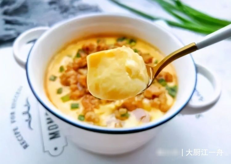 蒸鸡蛋羹，别在鸡蛋里直接加水，多做这3步，爽滑嫩口不起蜂窝
