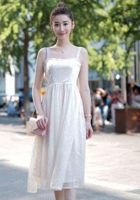 街拍:小姐姐身穿吊带裙,一股名媛淑女风,笑容甜美可爱