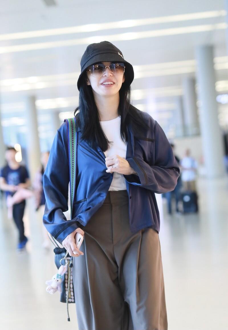 美眉|姚晨真懂“抢镜”,白T恤配外套休闲随性,T恤扎进裤子里好显高