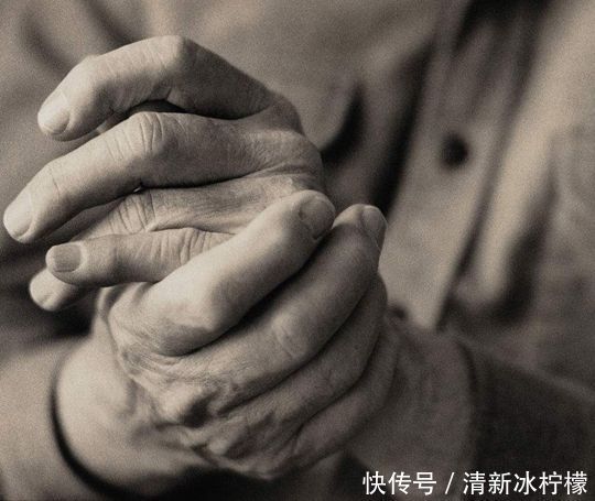 手脚|便秘、抑郁、睡觉手脚乱动警惕与帕金森病有关