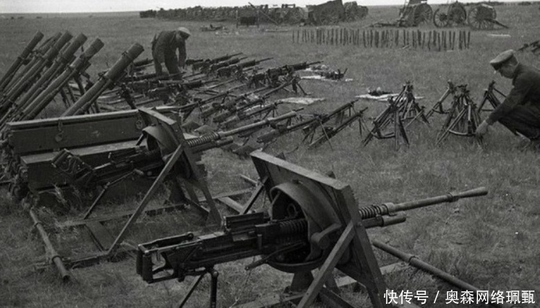 新奇|诺门罕战役老照片，苏军缴获的日军武器，一脸新奇的样子