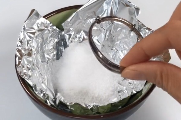 发黑|银手镯发黑,切记别再用牙膏洗,简单“泡一泡”,立马光亮如新!