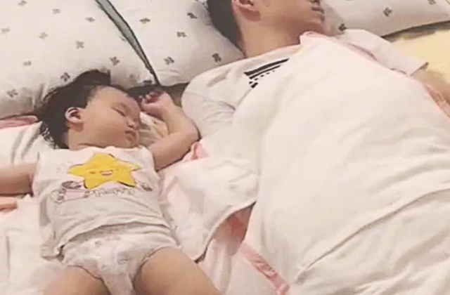 家务|妈妈让爸爸哄女儿睡觉,做完家务回来,推开房门踢了爸爸一脚