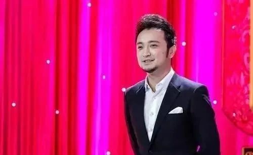 开心词典|“央视一哥”小尼的硬笔书法个性强烈,热情奔放,字如其人,羡慕