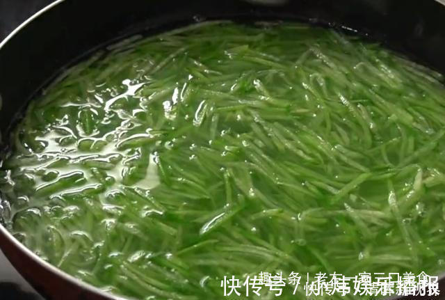 搅拌均匀|从小就爱吃的萝卜包子,不用发面,个个薄皮大馅,一顿至少吃5个