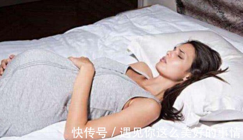 胎动|孕期睡觉,孕妈们出现这3种症状,或许是胎儿不舒服,别大意