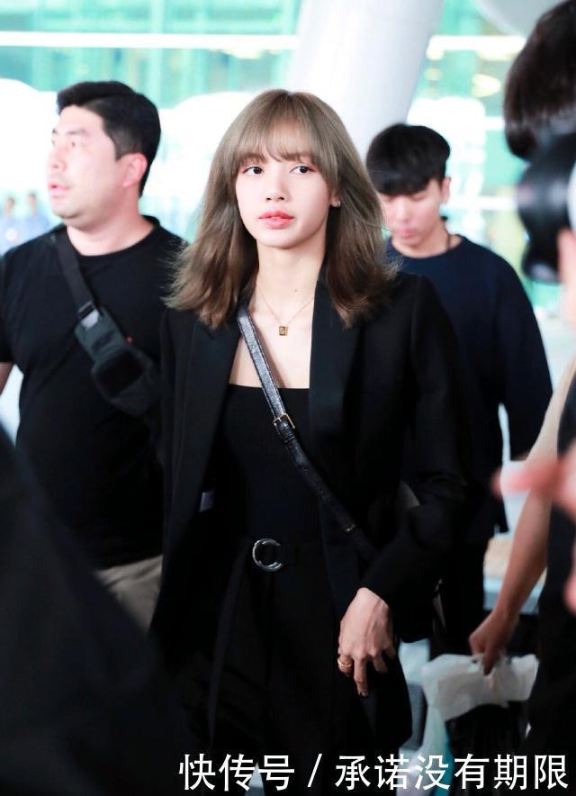 穿着黑色|lisa遭遇时尚大佬,穿黑西服变五五分,竟然火爆全场