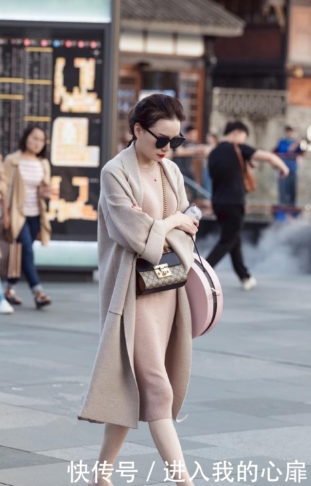 美女|街拍:美女穿一字肩修身上衣配超短裤,小露香肩,很是抢眼