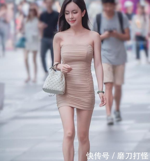 搭配|紧身裙的装扮时髦又高级，自然魅力散发出来，绽放魅力