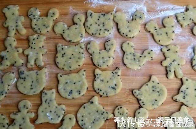 松软|宅在家里做美食，芝麻里打4个鸡蛋，不蒸不烙，松软美味比面包香