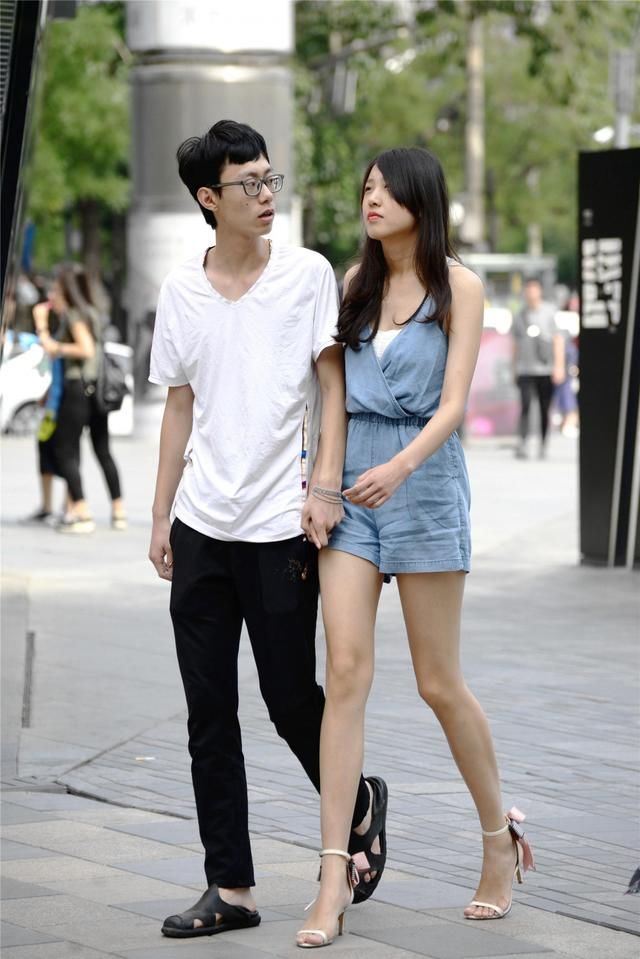 街拍|街拍：银色真丝连衣裙，材质轻盈，尽显淑女气质