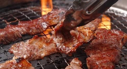 换纸|吃烤肉时,服务员问你“要不要换纸”,其实是种暗示,不懂很尴尬