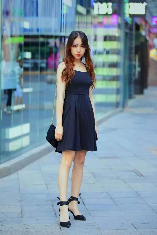 街拍:阳光时尚的小姐姐,深V上衣搭配紧身裙,凸显身材魅力